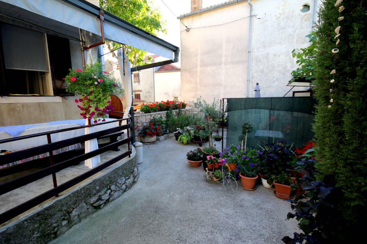 Apartment Lorna & Igor Zuvic Omišalj Exterior foto